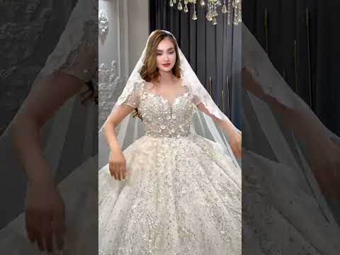 Beautiful Queen wedding dress with cathedral veil