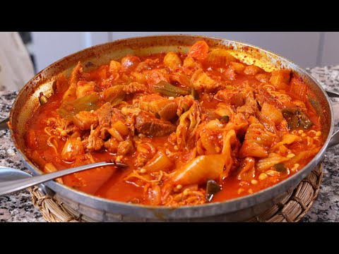 Spicy stir-fried pork and kimchi (Dwaeji-kimchi duruchigi: 돼지김치 두루치기)