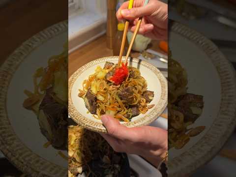 garlic steak yakisoba ‼️ but not too pungent for ur Friday night plans dw 😮‍💨🧄 #yakisoba #shorts