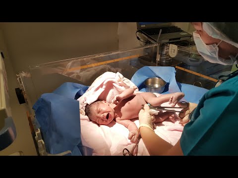 The moment the baby gives birth, the record of 27 hours of delivery