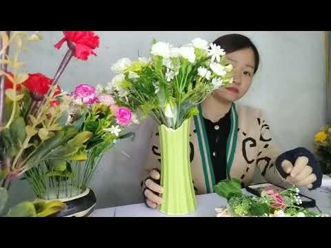 Chia sẻ cách cắm bình hoa tông trắng với bình sứ xanh