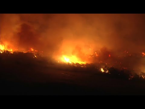 Crews fight fast-moving brush fire in Ventura County