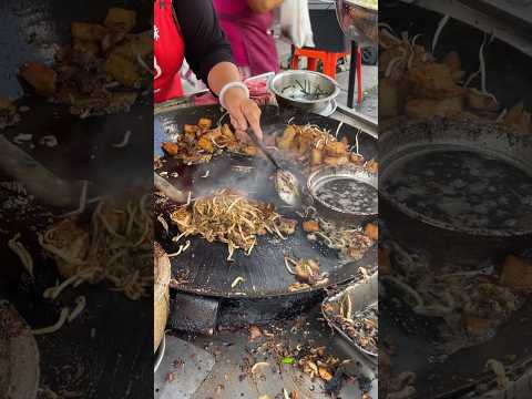 The famous char koay kak stall or fried rice cake at Lorong Macalister #penangfood #charkoaykak