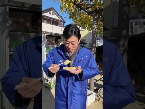 餅つきの後のお餅は大根おろしで頂きました。美味しいですが、辛い！おとなの味でした。