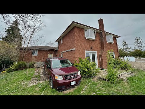 Mysterious ABANDONED 1970’s House Left Untouched For Years | They Even Left Their Cars?!?!