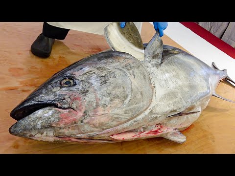 WOW! Giant Bluefin Tuna Cutting Show at Exquisite Hotel / 黑鮪魚切割秀 - Taiwanese Food