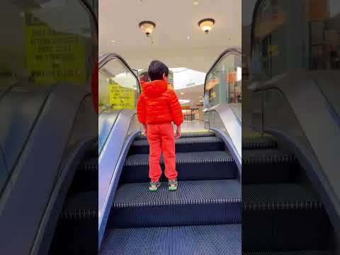 🥰adorable youngster stepping on to the #escalator solo daringly😜😆🤡