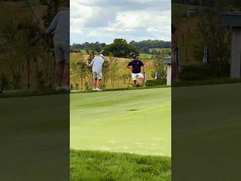 Phil putting on a short game masterclass 😍