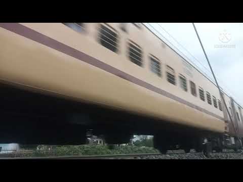 01272 VINDHYACHAL EXPRESS DEPARTING VIDISHA (BHS)..... (#LOWANGLESHOT)