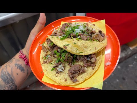 Tacos de cabeza de res en en barrio bravo