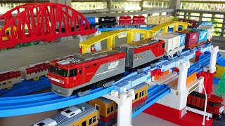 Plarail World ☆ Japanese JR Trains & 10 Freight Trains, Elevated Crossing Course