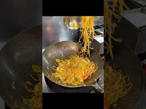 Spicy Street Style chowmien #delhistreetfood #desichowmein #desinoodles #noodles #chowmein #ytshorts