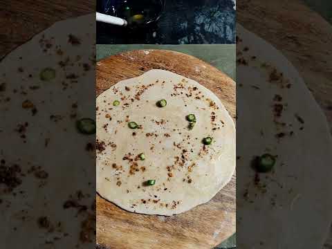 पराठा हो तो ऐसा-इतना नहीं कि पेट भर जाएगा मन नहीं |masaledar garlic paratha#shorts#streetfood #short