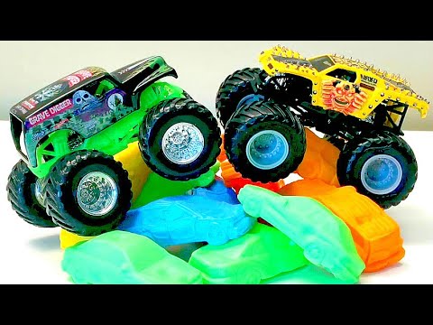 MONSTER JAM | GRAVE DIGGER vs MAX-D | HOT WHEELS MONSTER TRUCKS | MONSTER TRUCK SMASH & CRASH