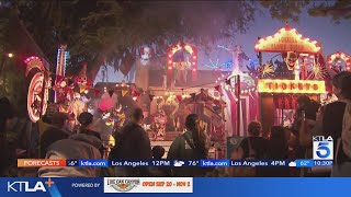 Halloween decorations draw large crowds in Burbank neighborhood