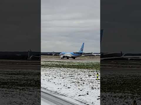 Boeing 737 800 TUI taxi to runway 23L .