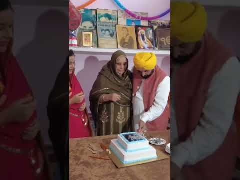 CM Bhagwant Mann celebrated his birthday with his family #latestpunjabnews #alertnews_hd #punjab