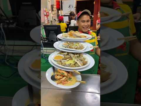 Super talented waiter at Welcome Seafood in #kotakinabalu #seafoodrestaurant #waiter