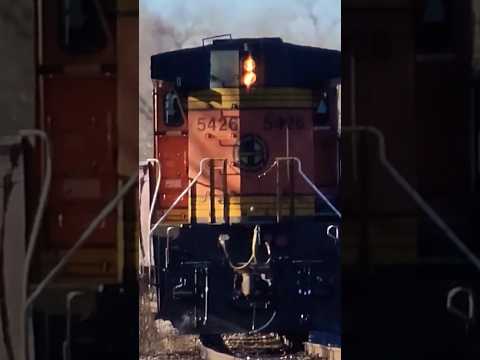 A BNSF DPU PUSHES A HEAVY GRAINER WHILE SWITCHING TRACKS! #bnsfrailroad #railroad #bnsf