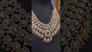 "Kundan Stone Anteek Necklace: Ek Toote Aur Stylish Accessory"