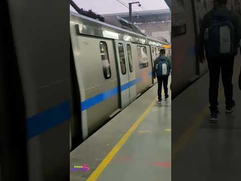 Delhi Metro DMRC Fastest Metro Mayur Vihar #attack #sarojinimarket #pink #line #noida #shorts #love