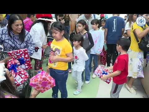 Niños del hospital pediátrico del la Ciudad de la Salud reciben obsequios en el día de Reyes