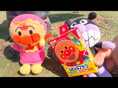 バイキンマンがアンパンマン赤ちゃんたちに絆創膏をはってあげるよ！