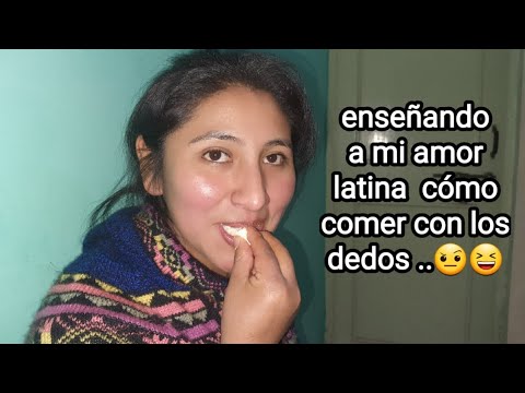 latinos !! no comen con los dedos como  Indios 😃😃 enseñando a mi amor latina cómo comer en India