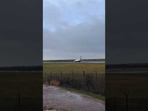 Boeing 737 Ryanair rolling spool up.