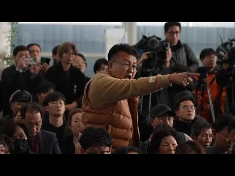 警察は「役立たず」、空港で怒号飛び交う　韓国旅客機事故の遺族の悲しみと怒り