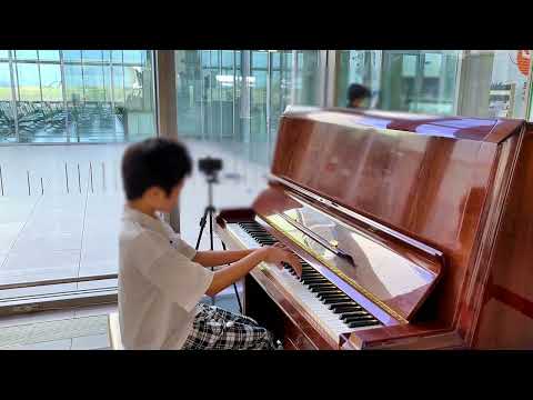 Chopin's Nocturne Op.9-2 on a Beautifully Resonant Street Piano