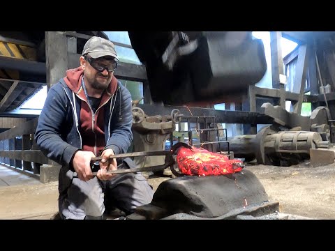 Forging iron bloom using water-powered hammers. Kucie żelaza dymarkowego na młotach wodnych.