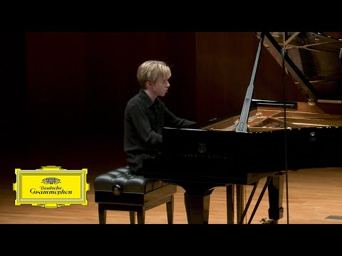 Julius Asal - Prokofiev: 10 Pieces for Piano, Op. 75: 6. Montagues and Capulets (Live)