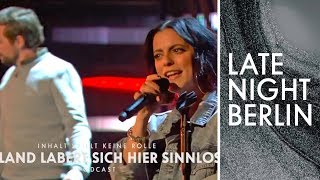 Stefanie Kloß & Klaas singen Songs mit ungewöhnlichen Themen | Late Night Berlin | ProSieben