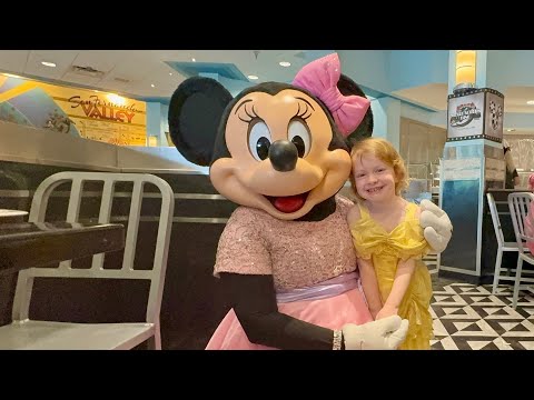 Minnie Mouse at Minnie’s Silver Screen Dine