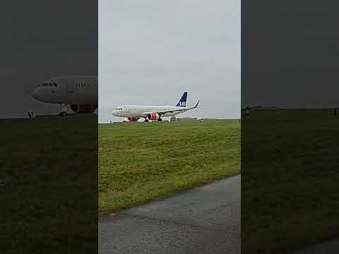 SAS Scandinavian Airlines Airbus A320 turn and burn.