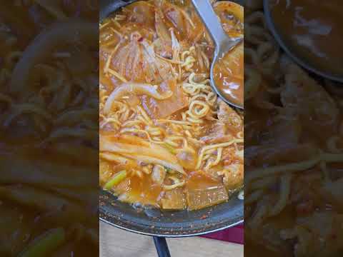 라면사리 가득한 김치찌개와 함께 나물 비빔밥으로 아침을 시작하세요!!^^