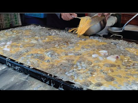 Taiwanese Oyster Omelet , Amazing Giant Omelet vegetable pancake Making/巨大鐵板蚵仔煎製作-Taiwan Street Food