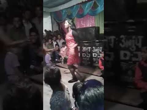 stage girl dancing on superhit bhojpuri song