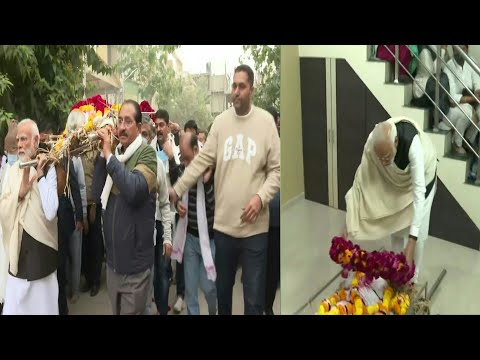 PM Modi performs last rites of his mother Heeraben ||PM Modi carries the mortal his late mother