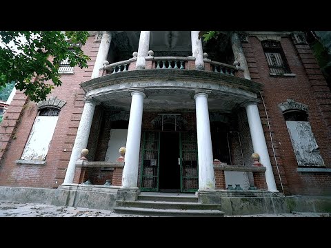 Terrifying Haunted House: Possessed Students & Hand Prints on the Ceiling