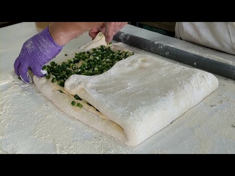 Giant Scallion Pancake Making Skills  /東北大叔手工現做巨大千層蔥花大餅 -Taiwan Street Food