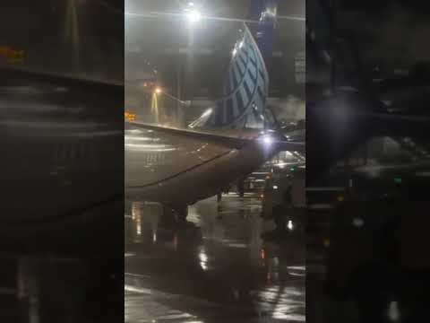 United Airlines deicing at Chicago O’Hare! #shorts