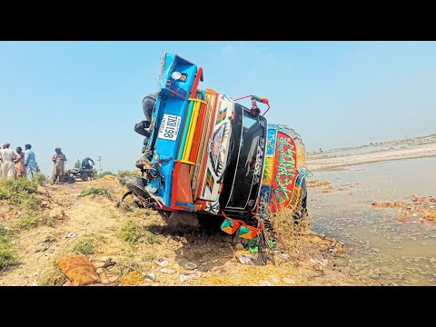 When 30 Ton Vehicle Had an Accident on The Road, We repaired the truck in a very interesting way