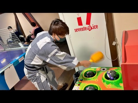 旅館のミニゲームで遊ぶおじさん２人。【箱根旅行未公開シーン】