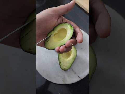 How to cut an avocado? #avocado #kitchenhacks #butterfruit