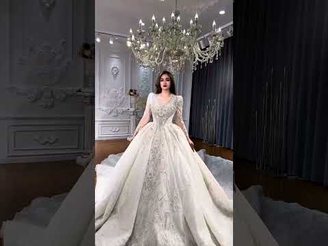 Amanda Novias long train wedding dress