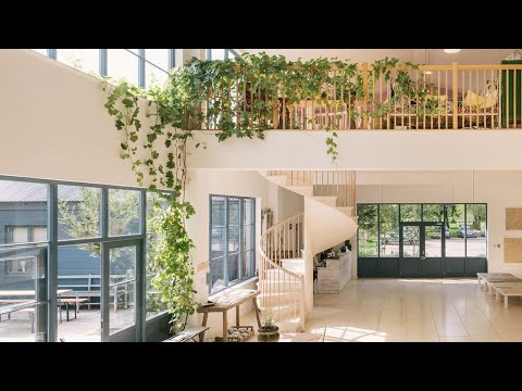 The making of the UK's first self-supporting stone spiral staircase at deVOL's showroom