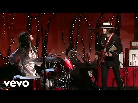 The White Stripes - Dead Leaves and the Dirty Ground (Live @ VH1 9/23/2005)