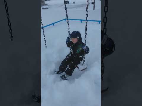 大雪の豊平どんぐり村パウダーパフパフ　「10」数えてぶらんこから落ちる遊び　4歳児1発目　20250110